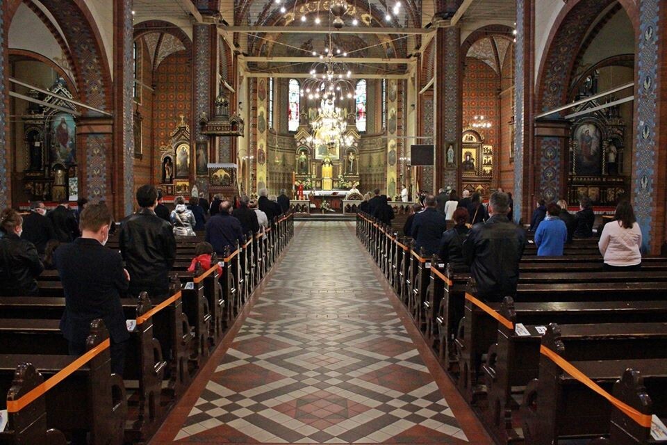 Tegoroczne obchody rocznicy uchwalenia Konstytucji 3 Maja nie wyglądały tak, jak zazwyczaj. Grono osób uczestniczących we mszy świętej w intencji Ojczyzny i Miasta w kościele Trójcy Przenajświętszej w Kochłowicach musiało zostać ograniczone zgodnie z obowiązującymi zasadami bezpieczeństwa.