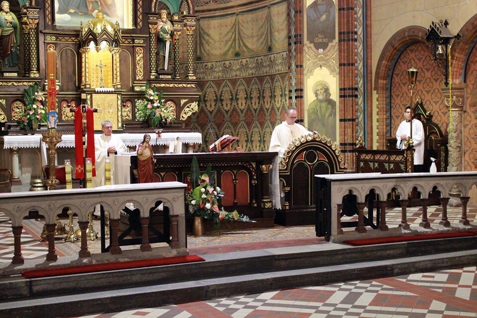 Tegoroczne obchody rocznicy uchwalenia Konstytucji 3 Maja nie wyglądały tak, jak zazwyczaj. Grono osób uczestniczących we mszy świętej w intencji Ojczyzny i Miasta w kościele Trójcy Przenajświętszej w Kochłowicach musiało zostać ograniczone zgodnie z obowiązującymi zasadami bezpieczeństwa.