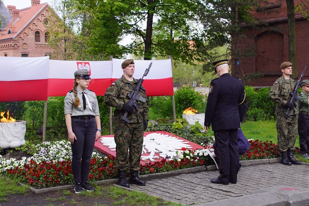 Rudzianie pamiętają o bohaterach. Dzisiaj w Orzegowie, tradycyjnie już, odbyły się obchody 98. rocznicy wybuchu III Powstania Śląskiego. Uroczystość rozpoczęła się mszą św. w intencji poległych orzegowian, odbył się także apel poległych i złożenie kwiatów przed pomnikiem.