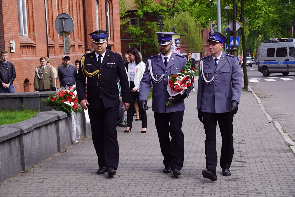 Rudzianie pamiętają o bohaterach. Dzisiaj w Orzegowie, tradycyjnie już, odbyły się obchody 98. rocznicy wybuchu III Powstania Śląskiego. Uroczystość rozpoczęła się mszą św. w intencji poległych orzegowian, odbył się także apel poległych i złożenie kwiatów przed pomnikiem.