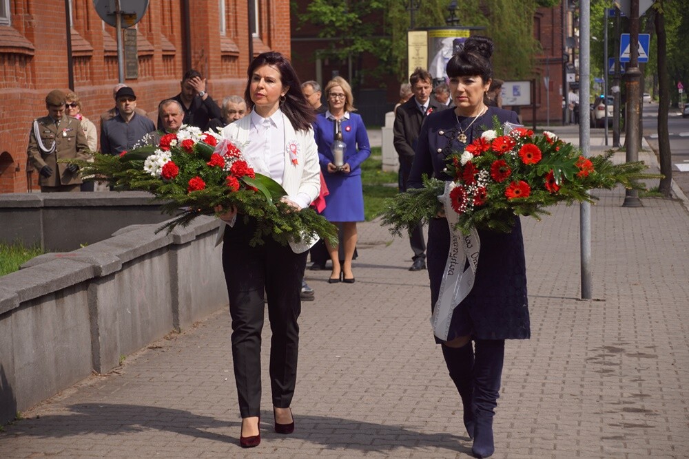 Rudzianie pamiętają o bohaterach. Dzisiaj w Orzegowie, tradycyjnie już, odbyły się obchody 98. rocznicy wybuchu III Powstania Śląskiego. Uroczystość rozpoczęła się mszą św. w intencji poległych orzegowian, odbył się także apel poległych i złożenie kwiatów przed pomnikiem.