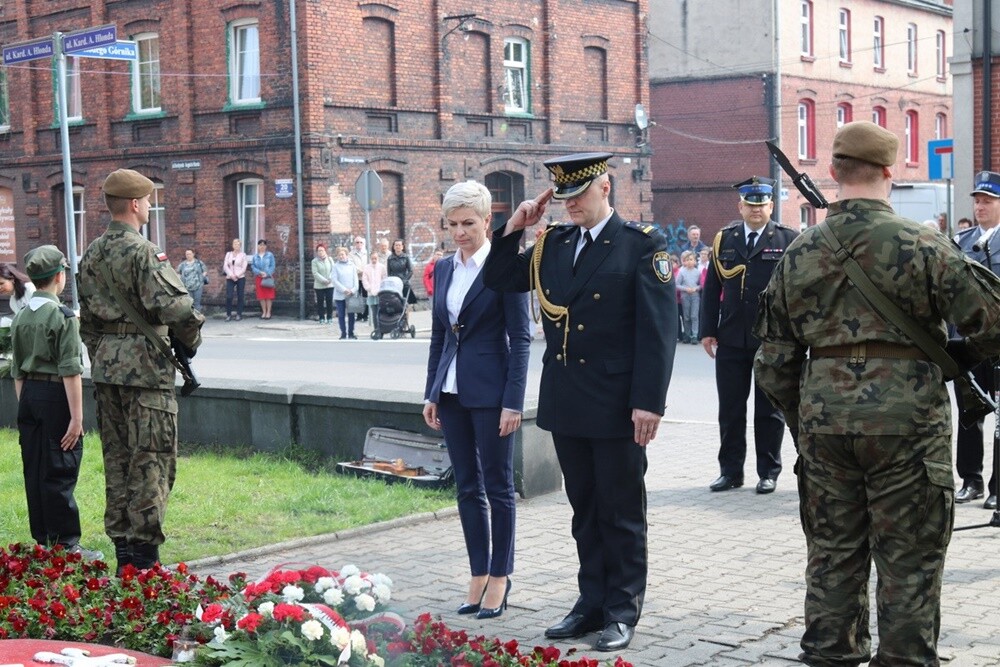Rudzianie pamiętają o bohaterach. Dzisiaj w Orzegowie, tradycyjnie już, odbyły się obchody 98. rocznicy wybuchu III Powstania Śląskiego. Uroczystość rozpoczęła się mszą św. w intencji poległych orzegowian, odbył się także apel poległych i złożenie kwiatów przed pomnikiem.