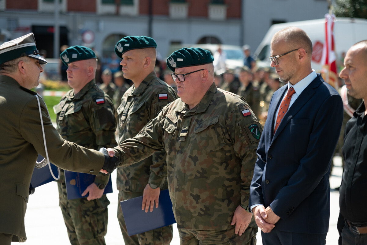 Plac Jana Pawła II w Rudzie Śląskiej był miejscem uroczystego apelu WCR Chorzów z okazji Święta Wojska Polskiego / fot. Marek Faber