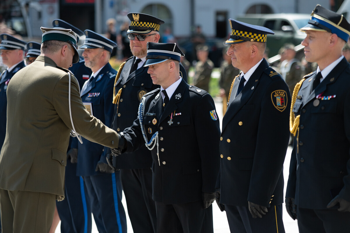 Plac Jana Pawła II w Rudzie Śląskiej był miejscem uroczystego apelu WCR Chorzów z okazji Święta Wojska Polskiego / fot. Marek Faber