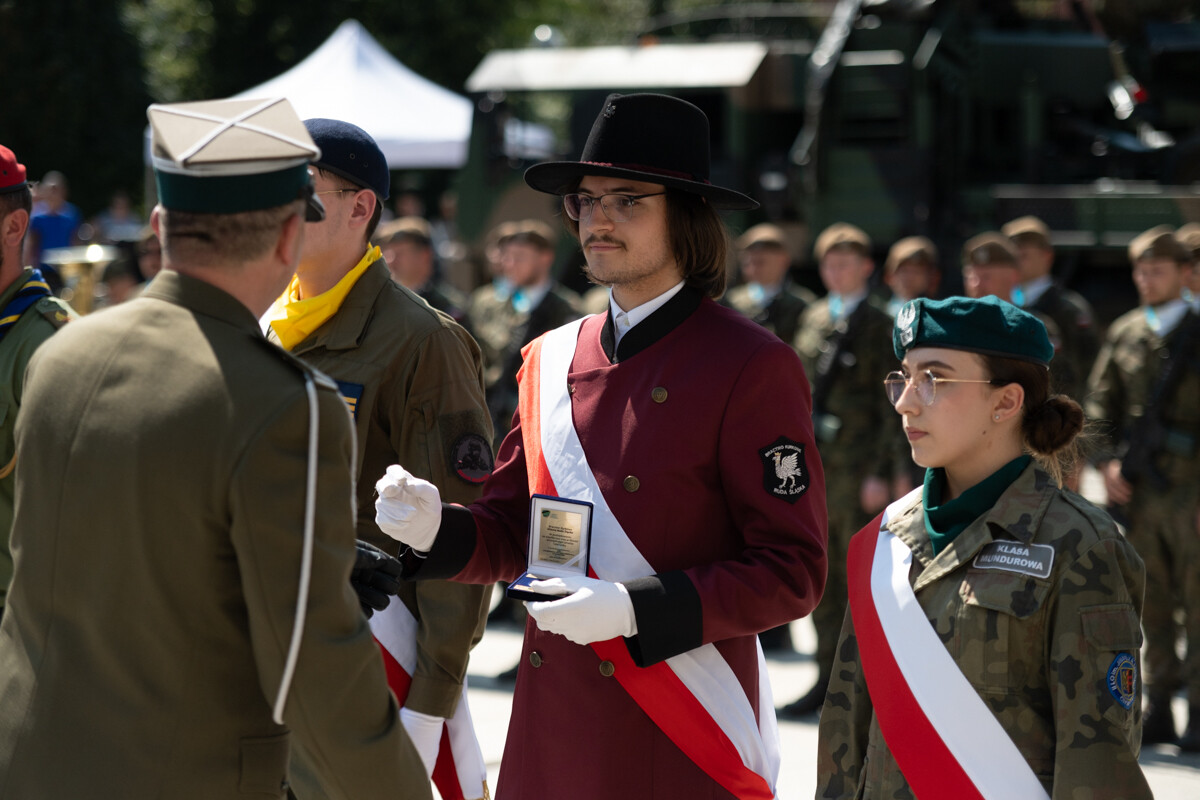 Plac Jana Pawła II w Rudzie Śląskiej był miejscem uroczystego apelu WCR Chorzów z okazji Święta Wojska Polskiego / fot. Marek Faber