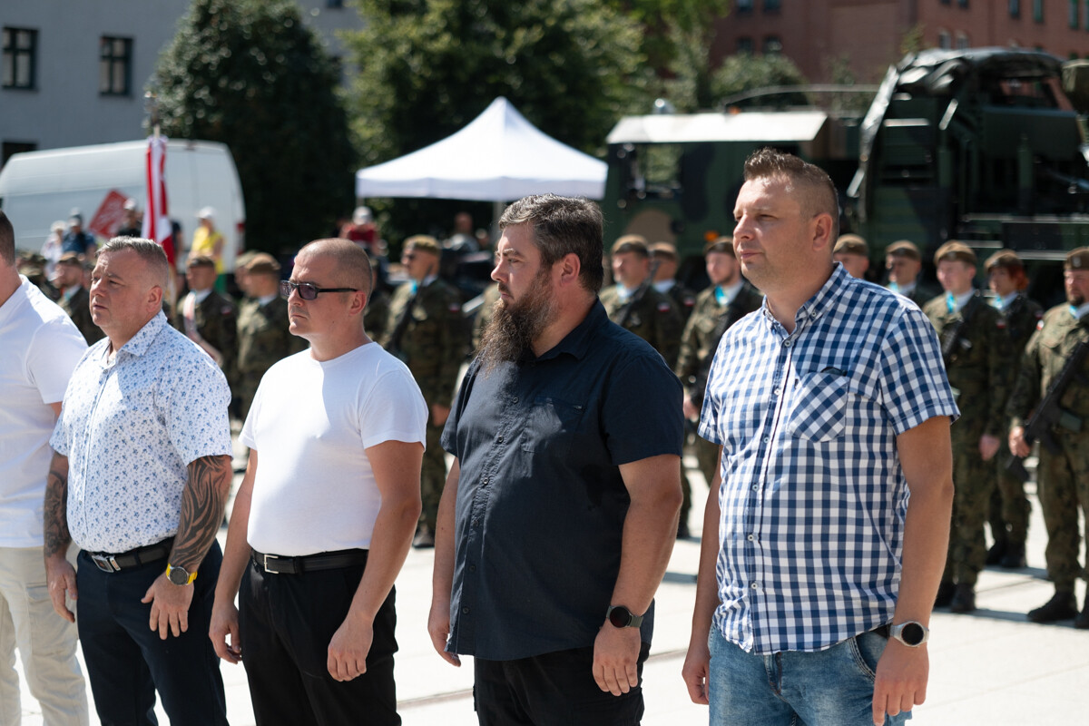 Plac Jana Pawła II w Rudzie Śląskiej był miejscem uroczystego apelu WCR Chorzów z okazji Święta Wojska Polskiego / fot. Marek Faber