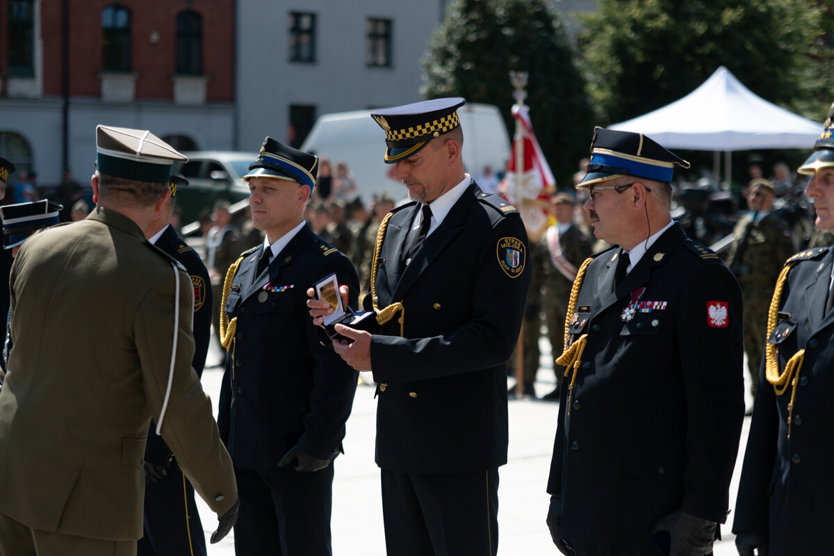 Plac Jana Pawła II w Rudzie Śląskiej był miejscem uroczystego apelu WCR Chorzów z okazji Święta Wojska Polskiego / fot. Marek Faber