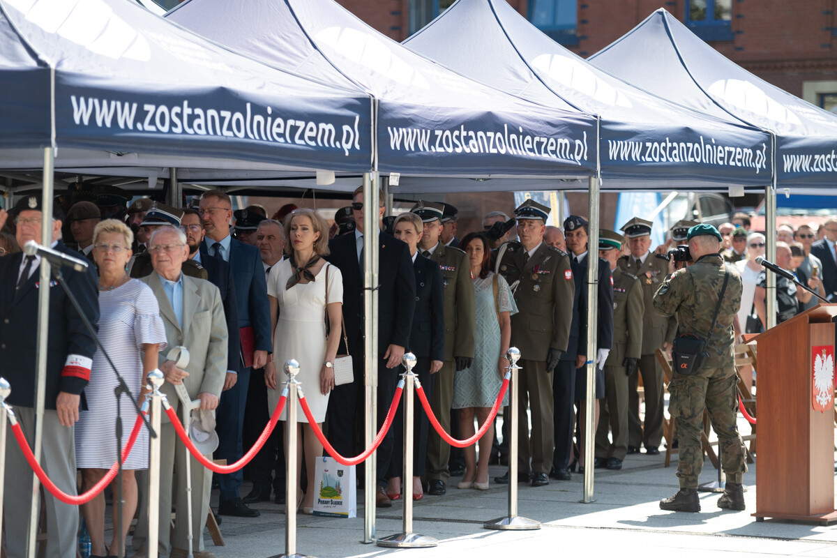 Plac Jana Pawła II w Rudzie Śląskiej był miejscem uroczystego apelu WCR Chorzów z okazji Święta Wojska Polskiego / fot. Marek Faber