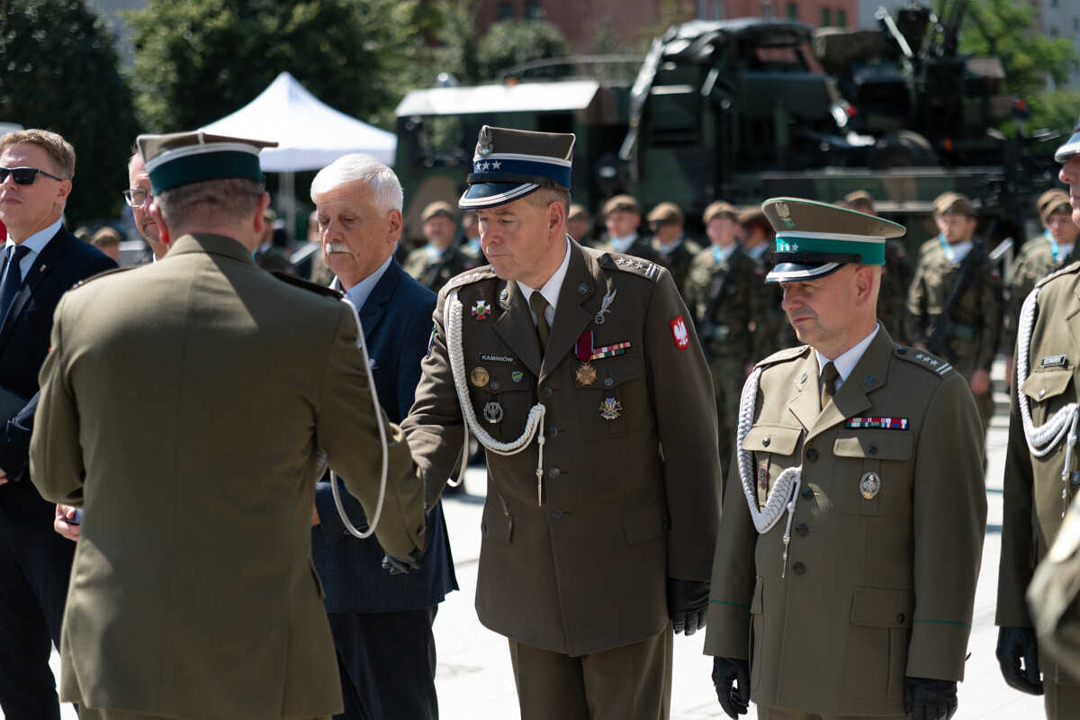Plac Jana Pawła II w Rudzie Śląskiej był miejscem uroczystego apelu WCR Chorzów z okazji Święta Wojska Polskiego / fot. Marek Faber