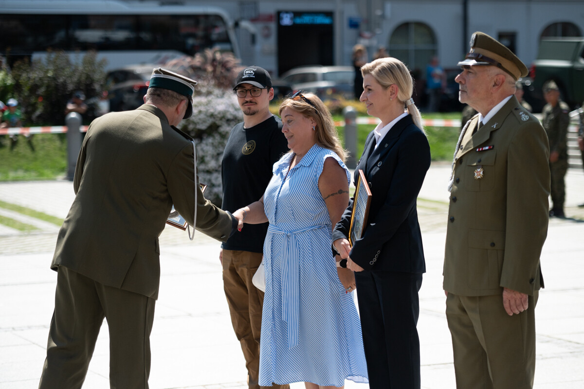 Plac Jana Pawła II w Rudzie Śląskiej był miejscem uroczystego apelu WCR Chorzów z okazji Święta Wojska Polskiego / fot. Marek Faber