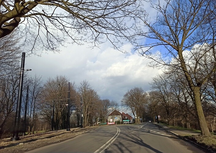 Od kilku dni w Rudzkiej Kuźnicy w Rudzie Śląskiej można zauważyć wzmożony ruch samochodów. Co jest tego powodem? Jak się okazuje, w Zabrzu rozpoczęto remont ulicy Bytomskiej w Zabrzu-Biskupicach. Finał inwestycji będzie miał miejsce dopiero w październiku. 