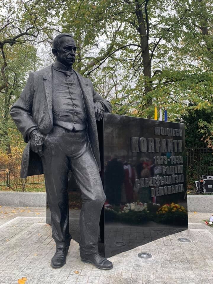 W Warszawie odsłonięto pomnik Wojciecha Korfantego. W uroczystości uczestniczyli śląscy samorządowcy oraz uczniowie Szkoły Podstawowej nr 22 w Rudzie Śląskiej, którzy wystąpili w tradycyjnych śląskich strojach.