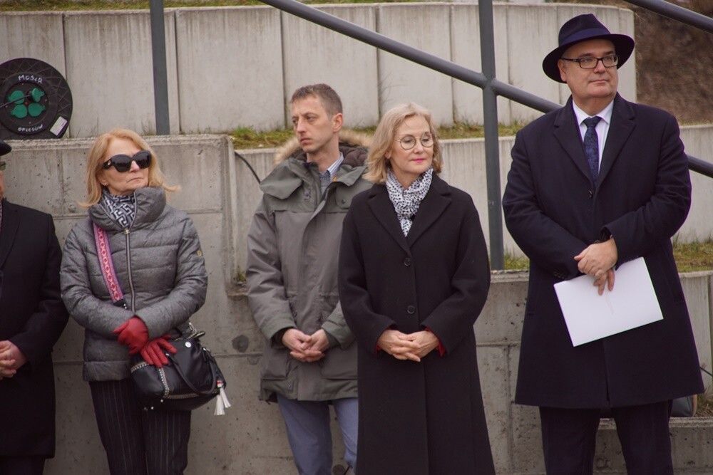 Na Burloch Arenie w Orzegowie odbyło się uroczyste odsłonięcie tablicy upamiętniającej Grażynę Dziedzic. Decyzją Rady Miasta Ruda Śląska obiektowi nadano imię zmarłej w czerwcu ubiegłego roku Prezydent Miasta Ruda Śląska w latach 2010 - 2022.