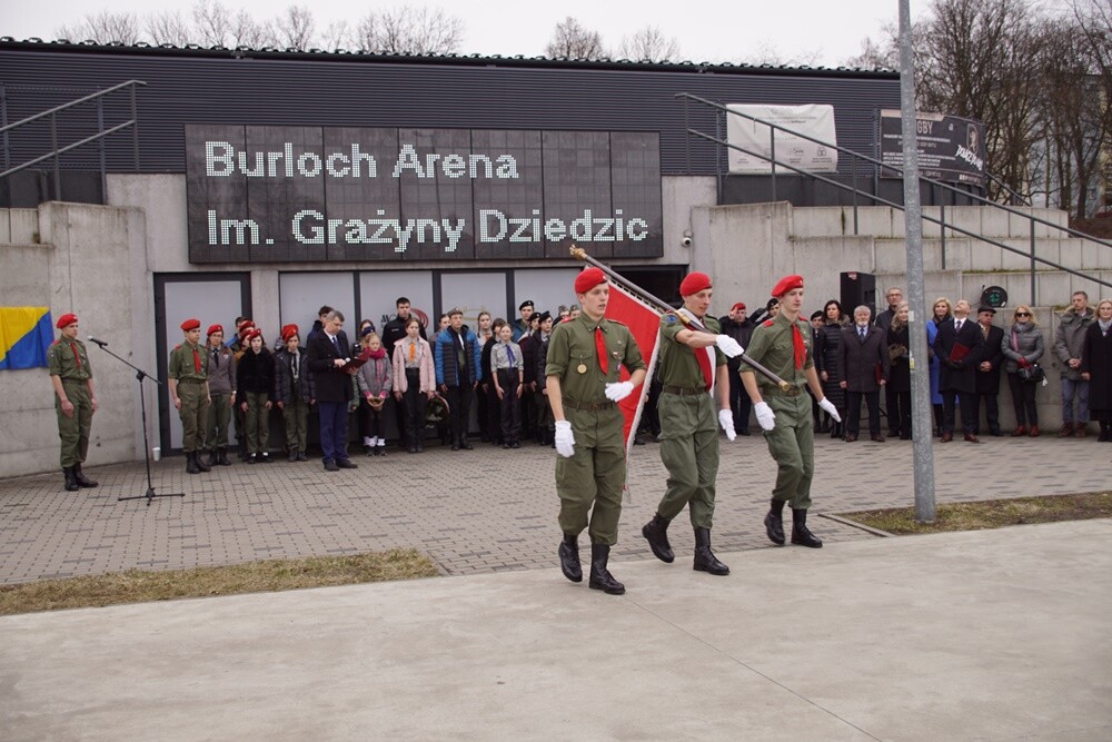 Na Burloch Arenie w Orzegowie odbyło się uroczyste odsłonięcie tablicy upamiętniającej Grażynę Dziedzic. Decyzją Rady Miasta Ruda Śląska obiektowi nadano imię zmarłej w czerwcu ubiegłego roku Prezydent Miasta Ruda Śląska w latach 2010 - 2022.