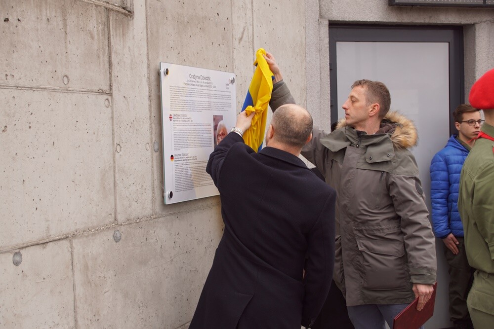 Na Burloch Arenie w Orzegowie odbyło się uroczyste odsłonięcie tablicy upamiętniającej Grażynę Dziedzic. Decyzją Rady Miasta Ruda Śląska obiektowi nadano imię zmarłej w czerwcu ubiegłego roku Prezydent Miasta Ruda Śląska w latach 2010 - 2022.