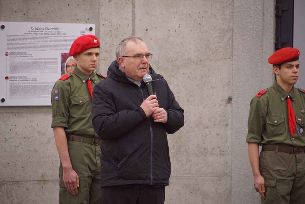 Na Burloch Arenie w Orzegowie odbyło się uroczyste odsłonięcie tablicy upamiętniającej Grażynę Dziedzic. Decyzją Rady Miasta Ruda Śląska obiektowi nadano imię zmarłej w czerwcu ubiegłego roku Prezydent Miasta Ruda Śląska w latach 2010 - 2022.
