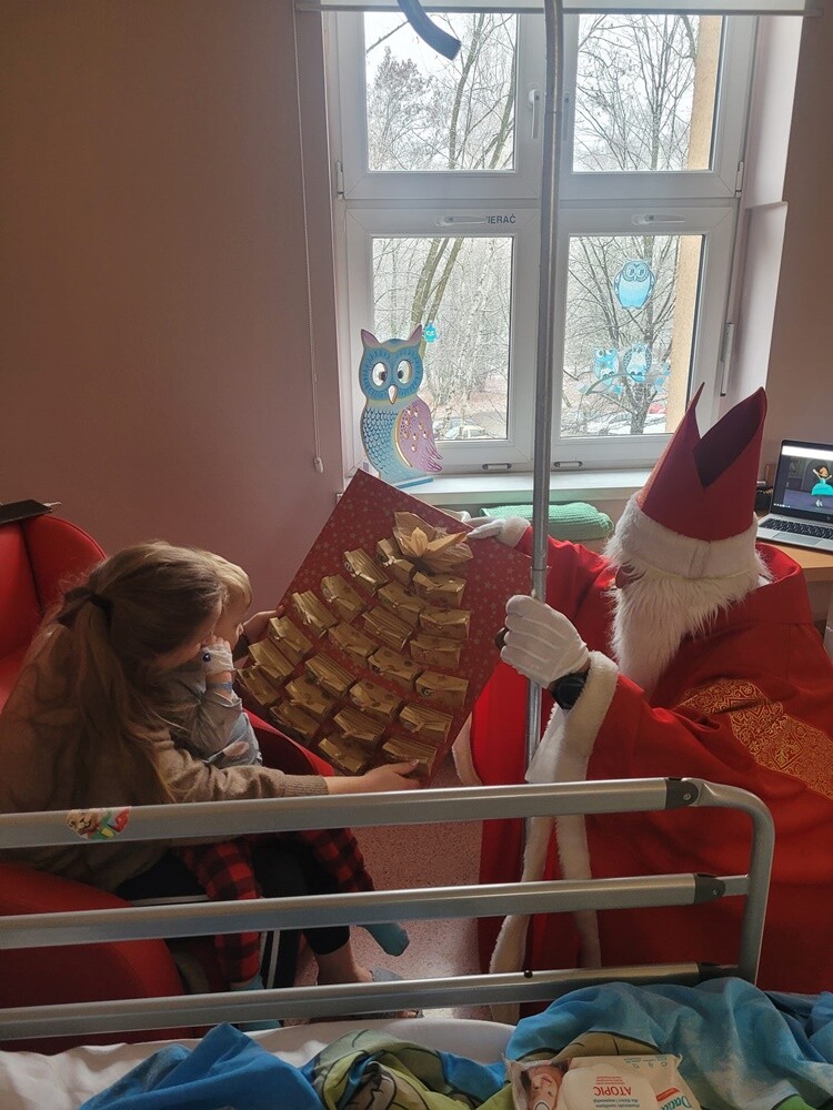 Dzieci otrzymały od niezwykłego gościa prezenty w postaci kalendarzy adwentowych, przygotowanych przez uczniów rudzkich szkół.
fot. Szpital Miejski w Rudzie Śląskiej