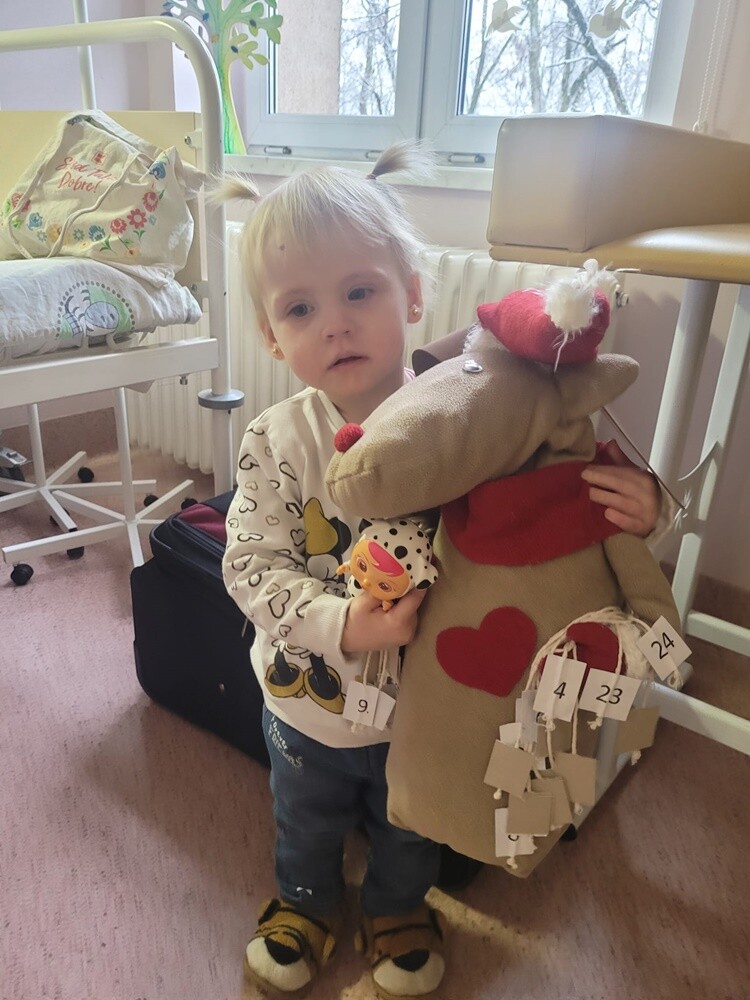 Dzieci otrzymały od niezwykłego gościa prezenty w postaci kalendarzy adwentowych, przygotowanych przez uczniów rudzkich szkół.
fot. Szpital Miejski w Rudzie Śląskiej