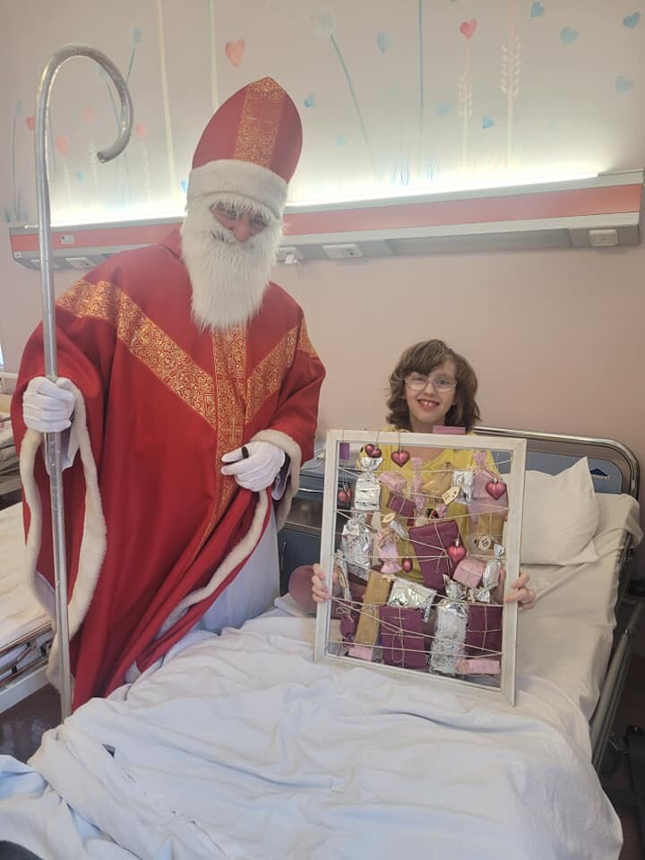 Dzieci otrzymały od niezwykłego gościa prezenty w postaci kalendarzy adwentowych, przygotowanych przez uczniów rudzkich szkół.
fot. Szpital Miejski w Rudzie Śląskiej