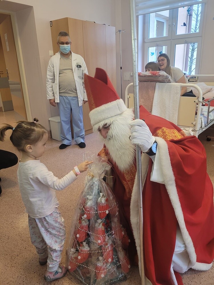 Dzieci otrzymały od niezwykłego gościa prezenty w postaci kalendarzy adwentowych, przygotowanych przez uczniów rudzkich szkół.
fot. Szpital Miejski w Rudzie Śląskiej