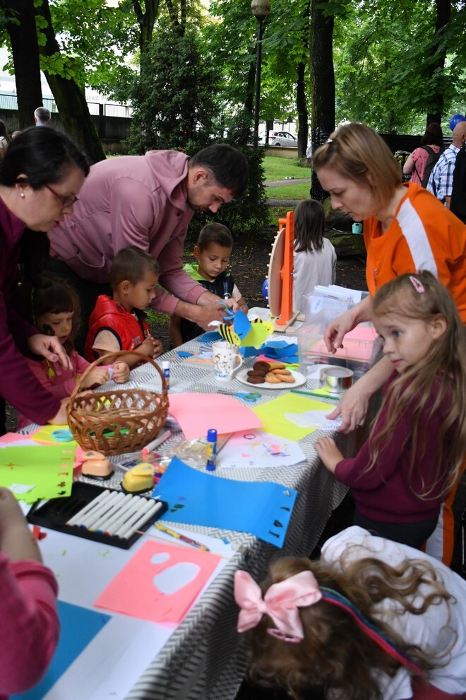Śląski Teatr Impresaryjny, kontynuując tradycje Miejskiego Centrum Kultury im. Henryka Bisty, zaprosił rudzian do Ogrodu Śniadaniowego. Cieszące się popularnością wydarzenia będzie się odbywało w każdą lipcową sobotę. Zobaczcie naszą fotorelację z dzisiejszej imprezy!