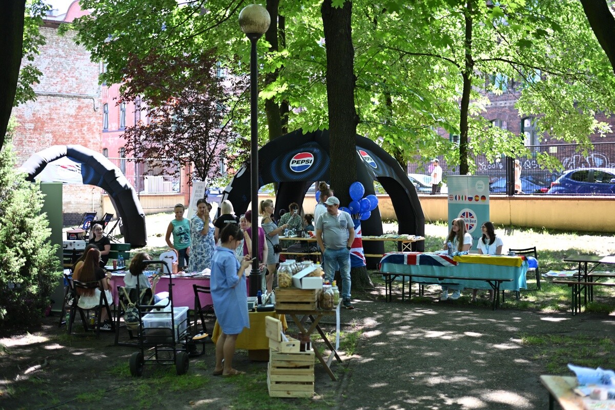 Ogród Śniadaniowy ŚTI rozpoczął jubileuszową edycję. Ruda Śląska znów bawi się w zielonym rytmie lata. / fot. Marek Faber
