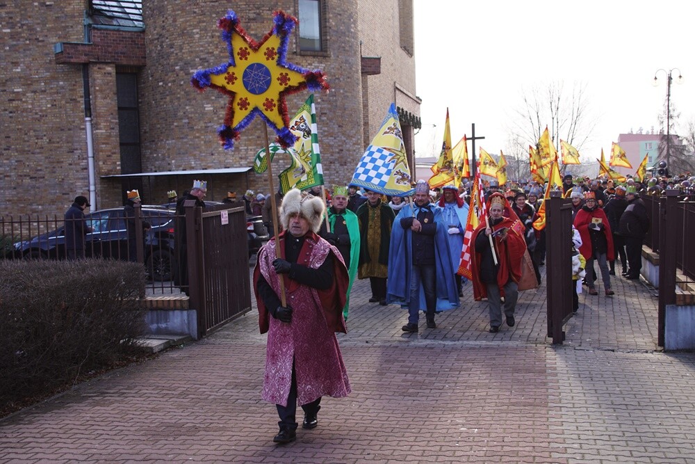 Barwny Orszak Trzech Króli przeszedł dzisiaj ulicami Rudy! W ten sposób mieszkańcy miasta obchodzili święto Objawienia Pańskiego.