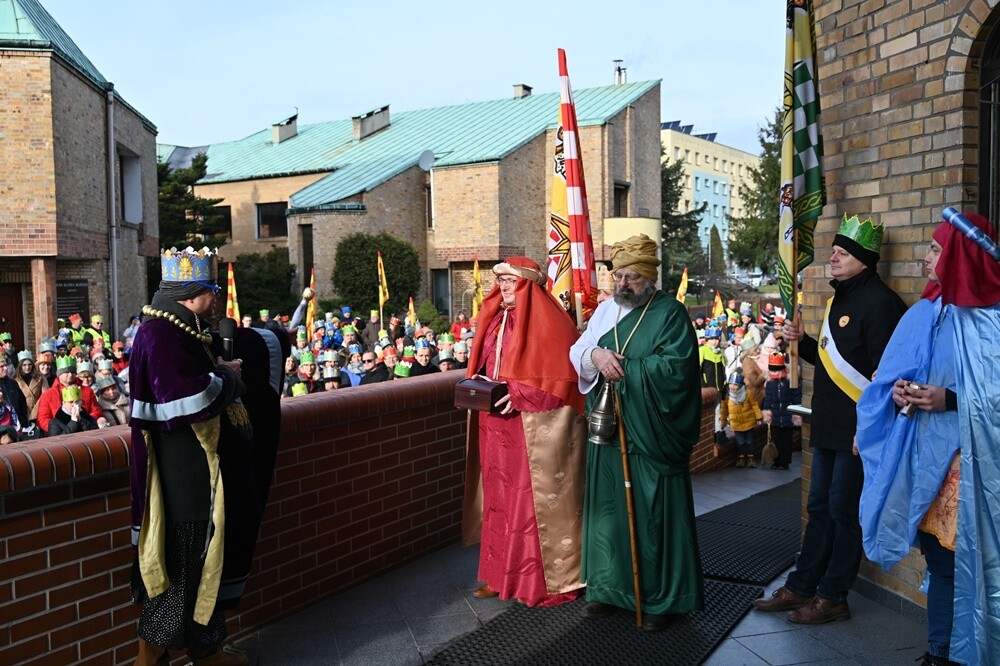 Dziś Święto Objawienia Pańskiego potocznie zwane świętem Trzech Króli. Z tej okazji ulicami Rudy Śląskiej przemaszerowały barwne orszaki. Jedno z największych takich wydarzeń w mieście miało miejsce w dzielnicy Ruda, gdzie można było wziąć udział w ulicznych jasełkach oraz wspólnym kolędowaniu.

fot. UM Ruda Śląska