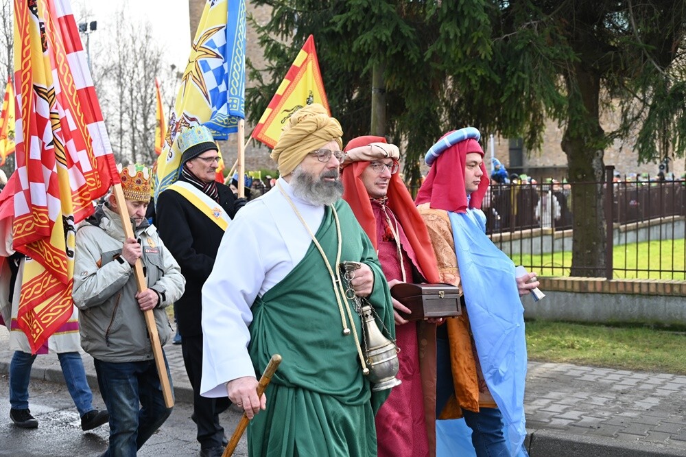 Dziś Święto Objawienia Pańskiego potocznie zwane świętem Trzech Króli. Z tej okazji ulicami Rudy Śląskiej przemaszerowały barwne orszaki. Jedno z największych takich wydarzeń w mieście miało miejsce w dzielnicy Ruda, gdzie można było wziąć udział w ulicznych jasełkach oraz wspólnym kolędowaniu.

fot. UM Ruda Śląska