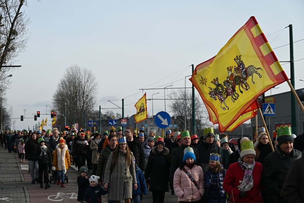 Dziś Święto Objawienia Pańskiego potocznie zwane świętem Trzech Króli. Z tej okazji ulicami Rudy Śląskiej przemaszerowały barwne orszaki. Jedno z największych takich wydarzeń w mieście miało miejsce w dzielnicy Ruda, gdzie można było wziąć udział w ulicznych jasełkach oraz wspólnym kolędowaniu.

fot. UM Ruda Śląska
