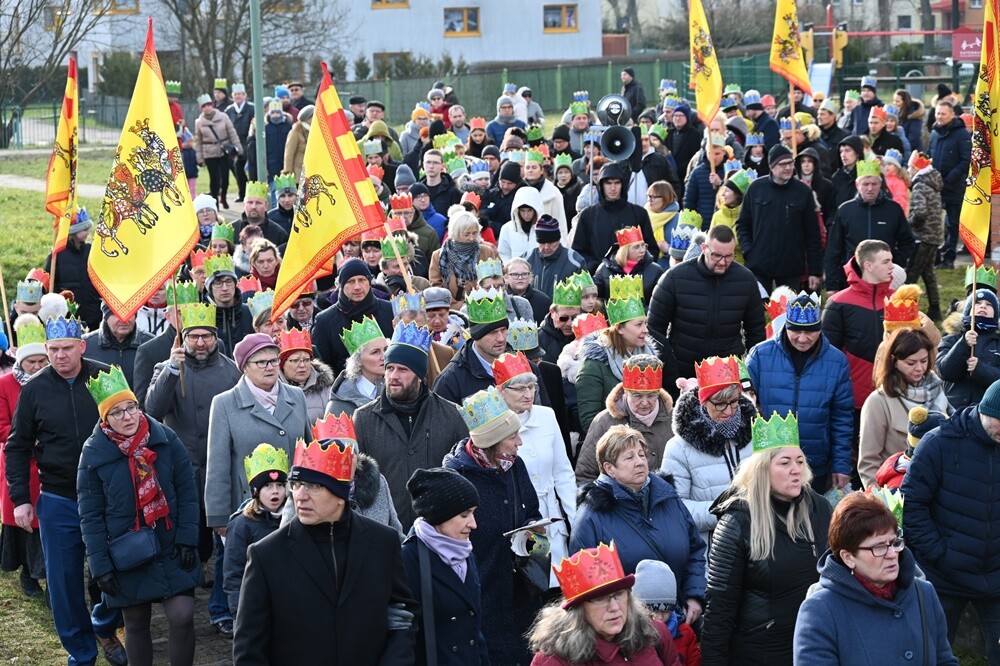 Dziś Święto Objawienia Pańskiego potocznie zwane świętem Trzech Króli. Z tej okazji ulicami Rudy Śląskiej przemaszerowały barwne orszaki. Jedno z największych takich wydarzeń w mieście miało miejsce w dzielnicy Ruda, gdzie można było wziąć udział w ulicznych jasełkach oraz wspólnym kolędowaniu.

fot. UM Ruda Śląska