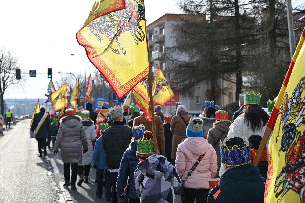 Dziś Święto Objawienia Pańskiego potocznie zwane świętem Trzech Króli. Z tej okazji ulicami Rudy Śląskiej przemaszerowały barwne orszaki. Jedno z największych takich wydarzeń w mieście miało miejsce w dzielnicy Ruda, gdzie można było wziąć udział w ulicznych jasełkach oraz wspólnym kolędowaniu.

fot. UM Ruda Śląska