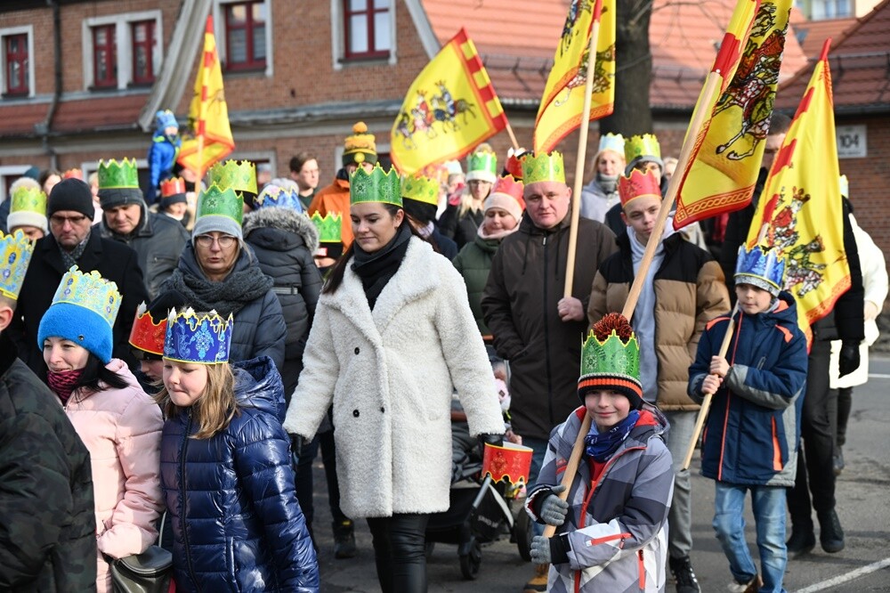 Dziś Święto Objawienia Pańskiego potocznie zwane świętem Trzech Króli. Z tej okazji ulicami Rudy Śląskiej przemaszerowały barwne orszaki. Jedno z największych takich wydarzeń w mieście miało miejsce w dzielnicy Ruda, gdzie można było wziąć udział w ulicznych jasełkach oraz wspólnym kolędowaniu.

fot. UM Ruda Śląska