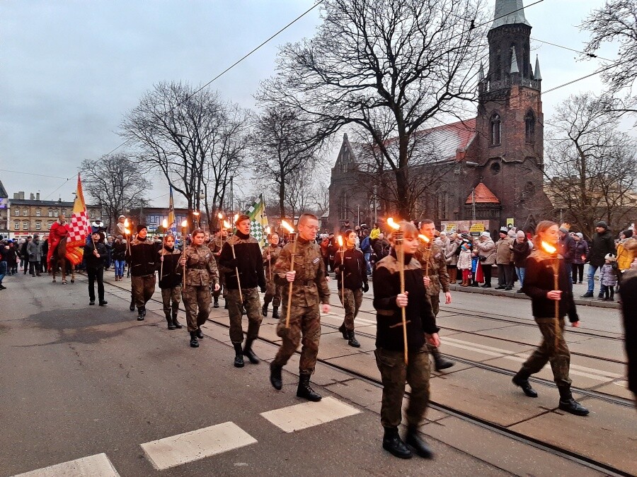 Przez Świętochłowice przeszedł Orszak Trzech Króli. W uroczystości wzięli udział przedstawiciele władz miasta, mieszkańcy i oczywiście Trzej Mędrcy, którzy nieśli ze sobą złoto, kadzidło i mirrę.