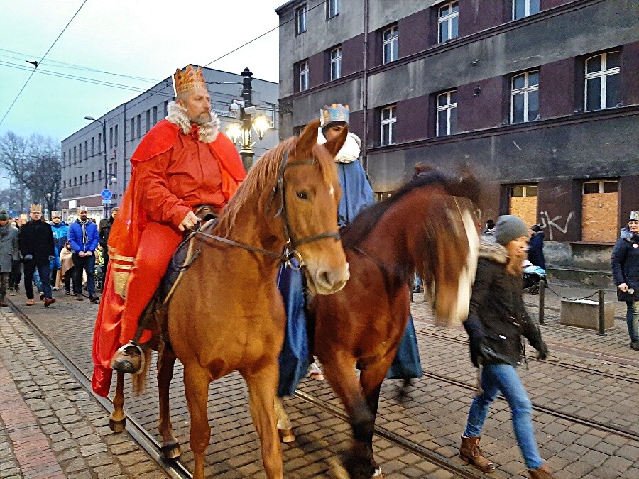 Przez Świętochłowice przeszedł Orszak Trzech Króli. W uroczystości wzięli udział przedstawiciele władz miasta, mieszkańcy i oczywiście Trzej Mędrcy, którzy nieśli ze sobą złoto, kadzidło i mirrę.