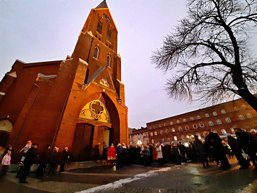 Przez Świętochłowice przeszedł Orszak Trzech Króli. W uroczystości wzięli udział przedstawiciele władz miasta, mieszkańcy i oczywiście Trzej Mędrcy, którzy nieśli ze sobą złoto, kadzidło i mirrę.