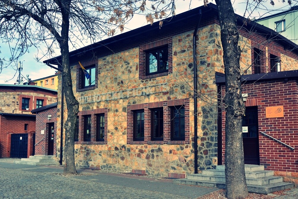 Kolonia Ficinus to zabytkowe osiedle robotnicze przy ul. Kubiny w Rudzie Śląskiej - Wirku. Co roku organizowana jest tutaj Industriada, przyciągając do Rudy Śląskiej wielu miłośników zabytków techniki. 

fot. Jacek Knapik