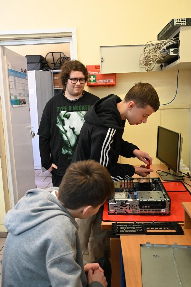 Ósmoklasiści uczestniczyli w warsztatach naukowych w ZS nr 6 w Rudzie Śląskiej. Sprawdzili swoje umiejętności w programowaniu, elektronice i budownictwie / fot. UM Ruda Śląska