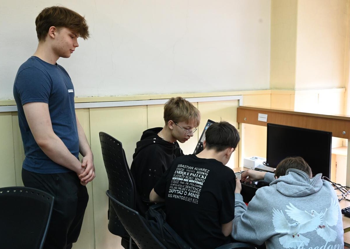 Ósmoklasiści uczestniczyli w warsztatach naukowych w ZS nr 6 w Rudzie Śląskiej. Sprawdzili swoje umiejętności w programowaniu, elektronice i budownictwie / fot. UM Ruda Śląska