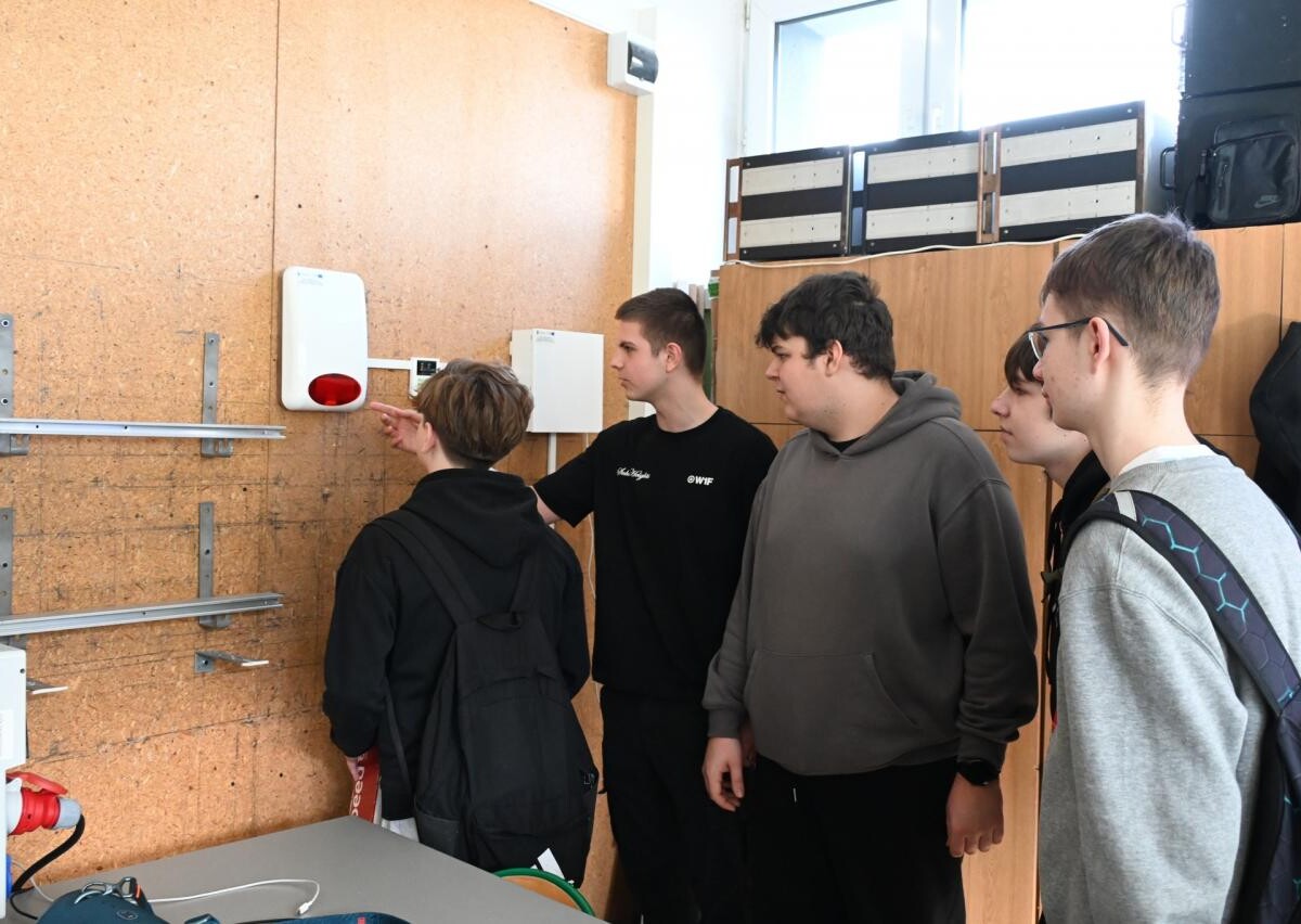 Ósmoklasiści uczestniczyli w warsztatach naukowych w ZS nr 6 w Rudzie Śląskiej. Sprawdzili swoje umiejętności w programowaniu, elektronice i budownictwie / fot. UM Ruda Śląska