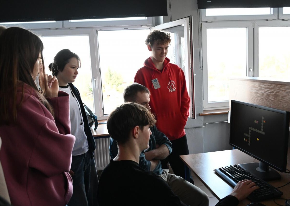 Ósmoklasiści uczestniczyli w warsztatach naukowych w ZS nr 6 w Rudzie Śląskiej. Sprawdzili swoje umiejętności w programowaniu, elektronice i budownictwie / fot. UM Ruda Śląska