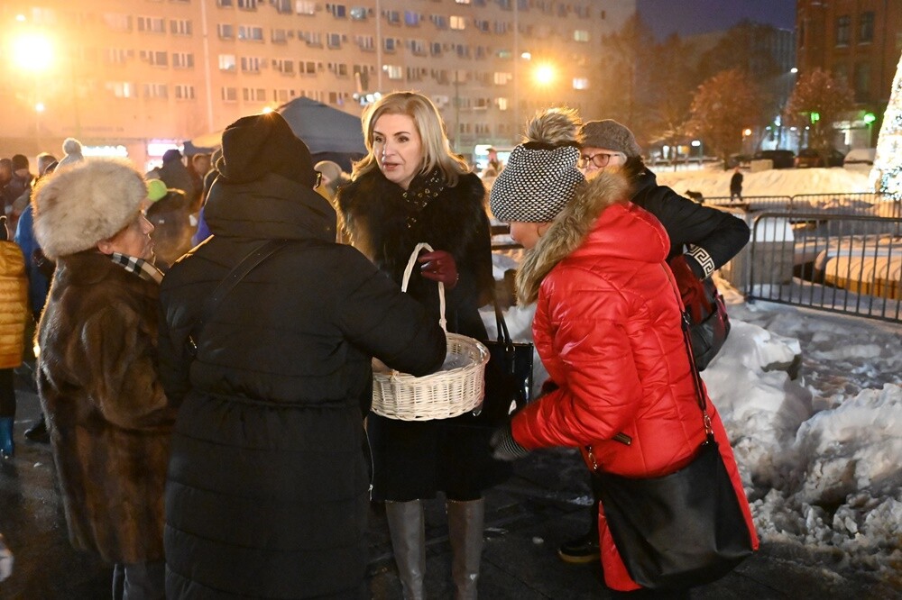 Występ rudzkich schol, koncert chóru "Słowiczek" i spotkanie ze św. Mikołajem - to tylko niektóre atrakcje, jakie czekały na rudzian na nowobytomskim rynku w niedzielne mroźne popołudnie. 

fot. UM Ruda Śląska
