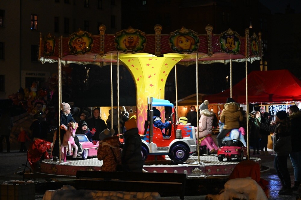 Występ rudzkich schol, koncert chóru "Słowiczek" i spotkanie ze św. Mikołajem - to tylko niektóre atrakcje, jakie czekały na rudzian na nowobytomskim rynku w niedzielne mroźne popołudnie. 

fot. UM Ruda Śląska