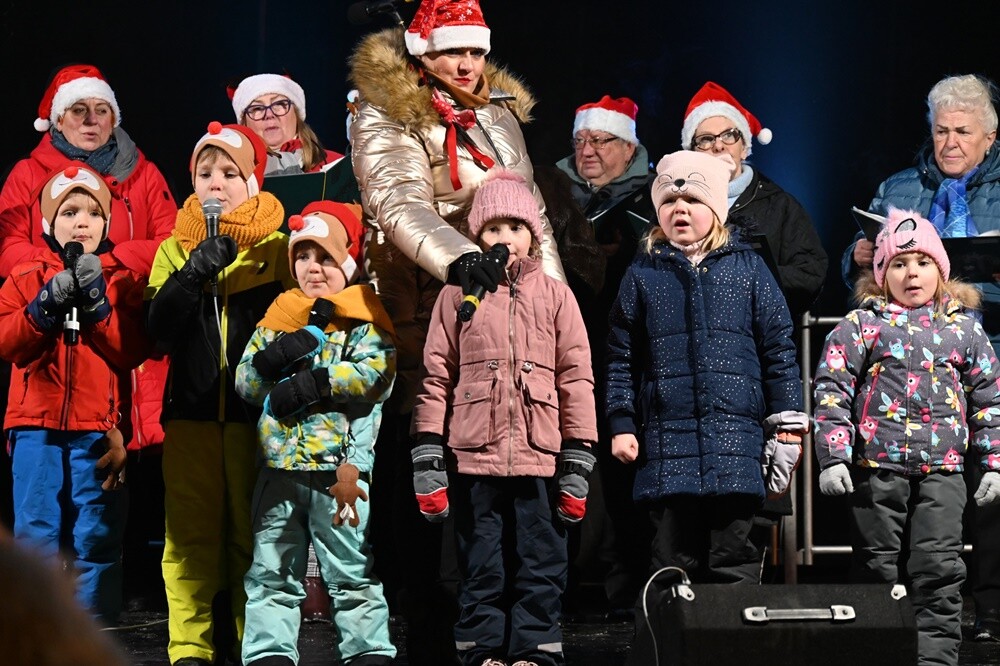 Występ rudzkich schol, koncert chóru "Słowiczek" i spotkanie ze św. Mikołajem - to tylko niektóre atrakcje, jakie czekały na rudzian na nowobytomskim rynku w niedzielne mroźne popołudnie. 

fot. UM Ruda Śląska