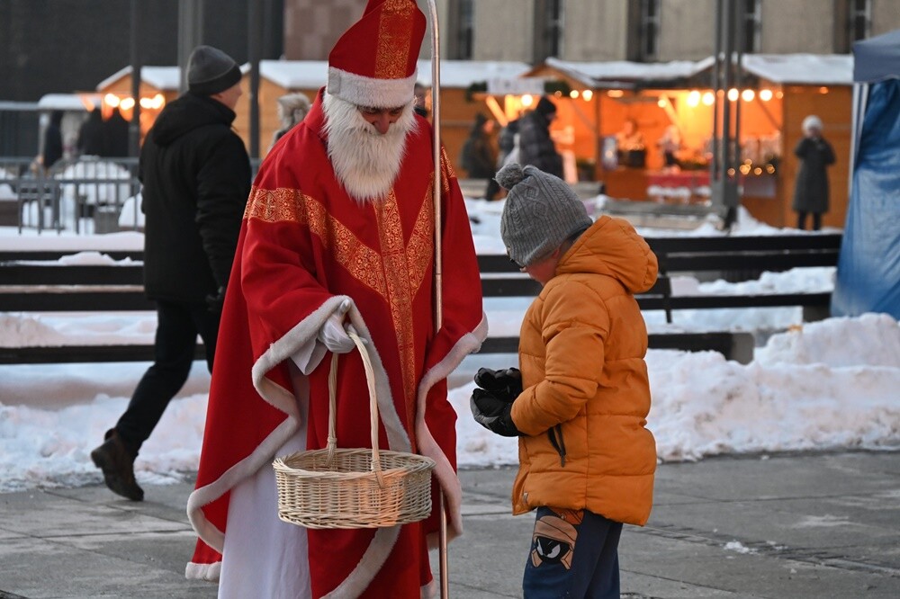 Występ rudzkich schol, koncert chóru "Słowiczek" i spotkanie ze św. Mikołajem - to tylko niektóre atrakcje, jakie czekały na rudzian na nowobytomskim rynku w niedzielne mroźne popołudnie. 

fot. UM Ruda Śląska