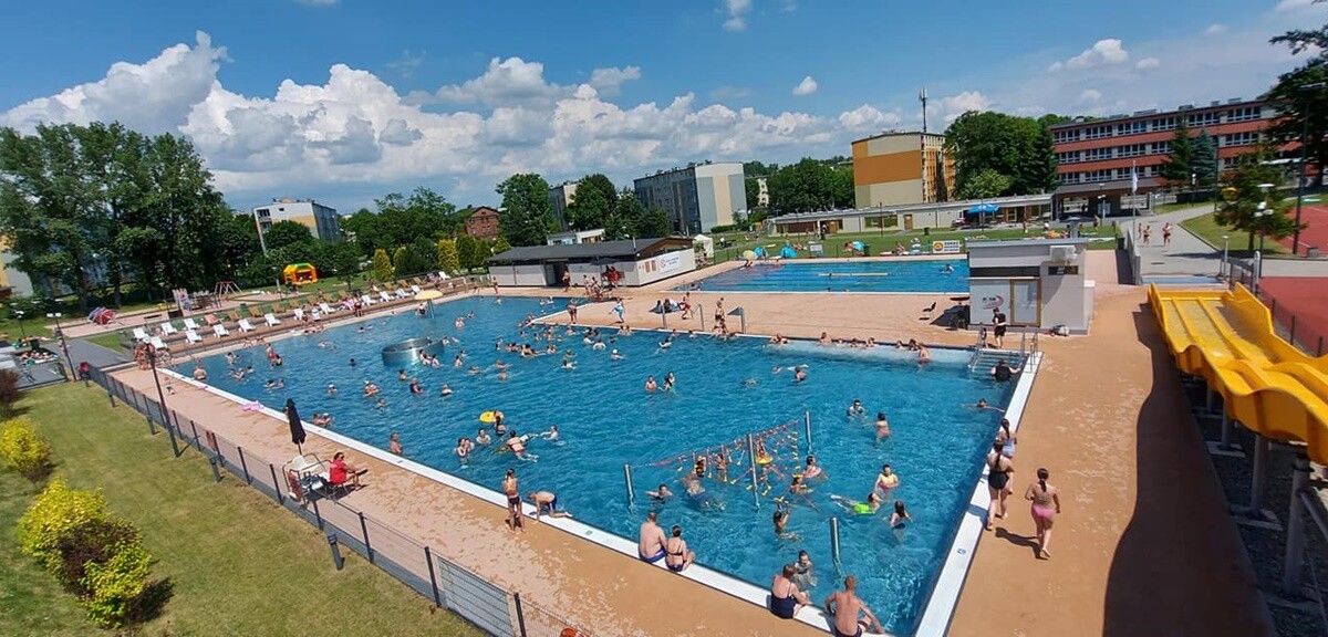 W ubiegłą sobotę (26.06) otwarte zostało kąpielisko przy ul. Ratowników w Nowym Bytomiu. Dzień później na rudzian odwiedzających basen czekał szereg atrakcji.
