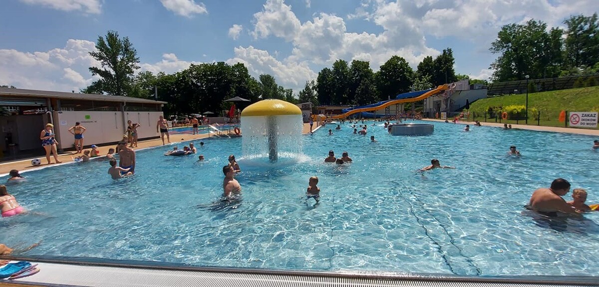 W ubiegłą sobotę (26.06) otwarte zostało kąpielisko przy ul. Ratowników w Nowym Bytomiu. Dzień później na rudzian odwiedzających basen czekał szereg atrakcji.