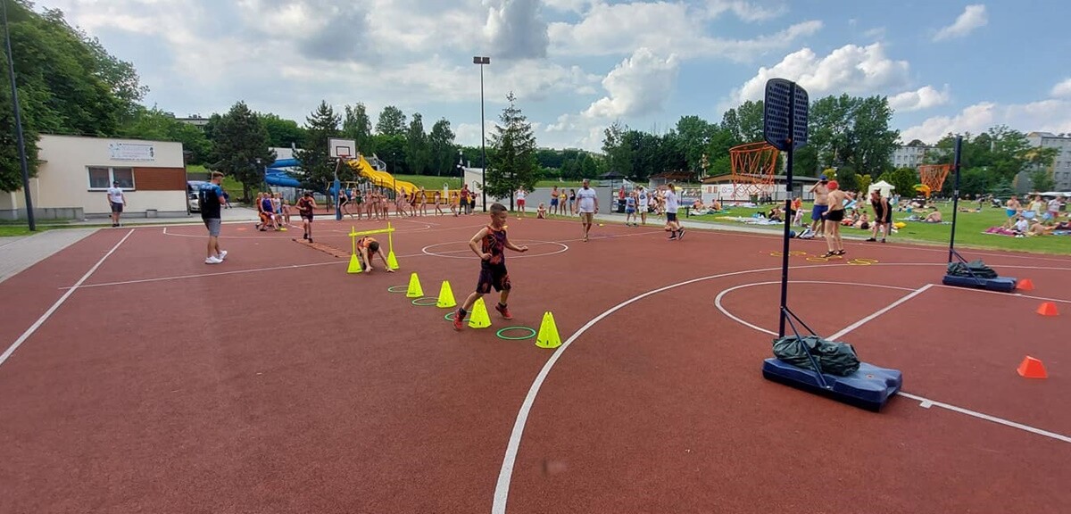 W ubiegłą sobotę (26.06) otwarte zostało kąpielisko przy ul. Ratowników w Nowym Bytomiu. Dzień później na rudzian odwiedzających basen czekał szereg atrakcji.
