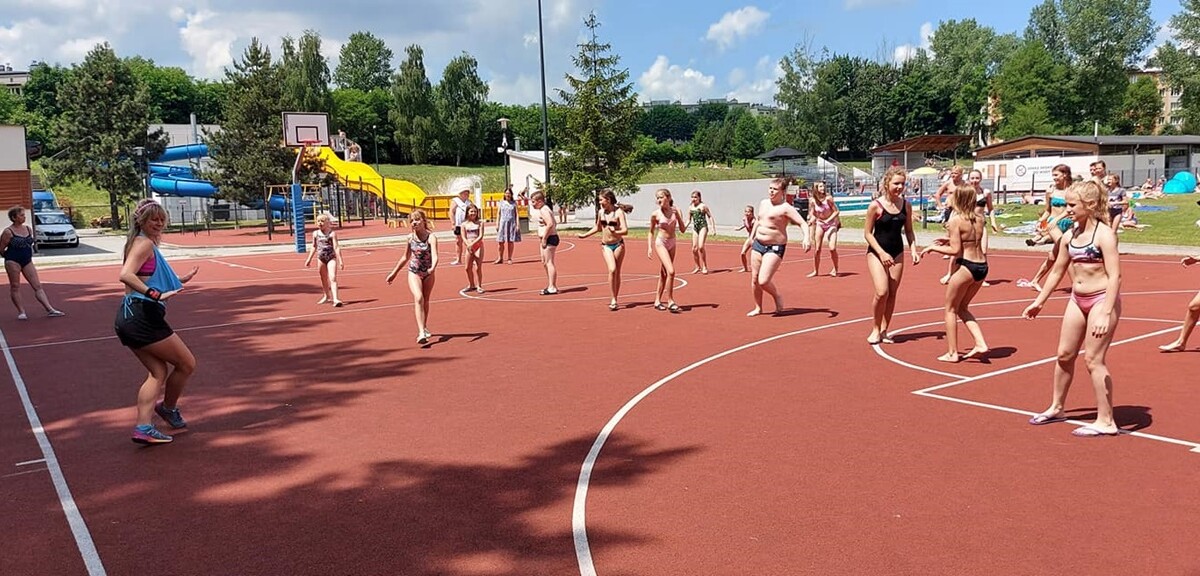 W ubiegłą sobotę (26.06) otwarte zostało kąpielisko przy ul. Ratowników w Nowym Bytomiu. Dzień później na rudzian odwiedzających basen czekał szereg atrakcji.