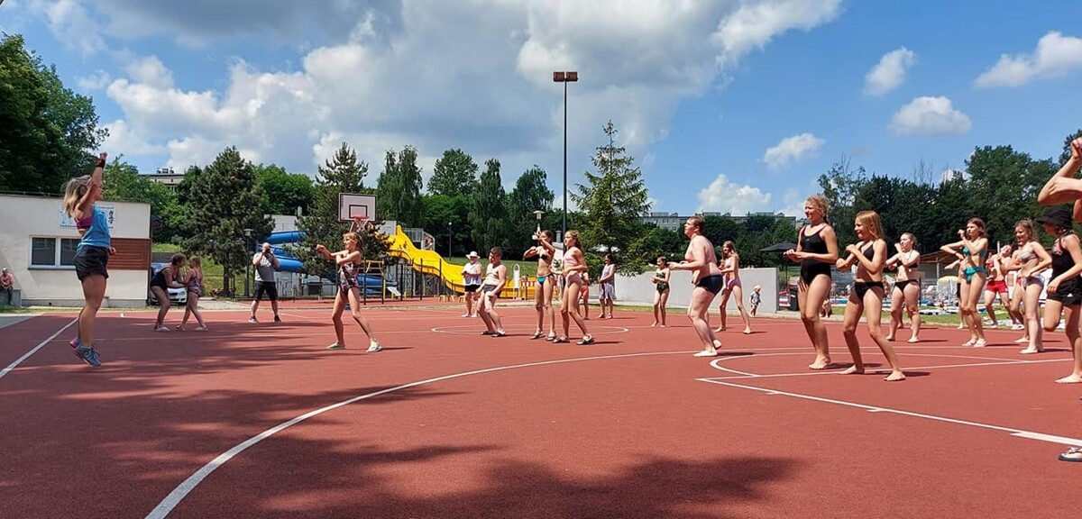 W ubiegłą sobotę (26.06) otwarte zostało kąpielisko przy ul. Ratowników w Nowym Bytomiu. Dzień później na rudzian odwiedzających basen czekał szereg atrakcji.